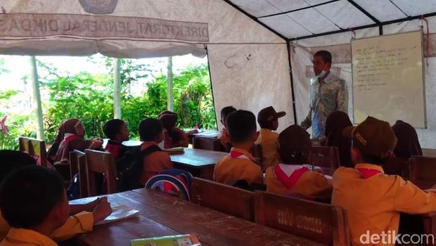 Siswa SD Negeri Kertowono 04 Lumajang sekolah di tenda darurat