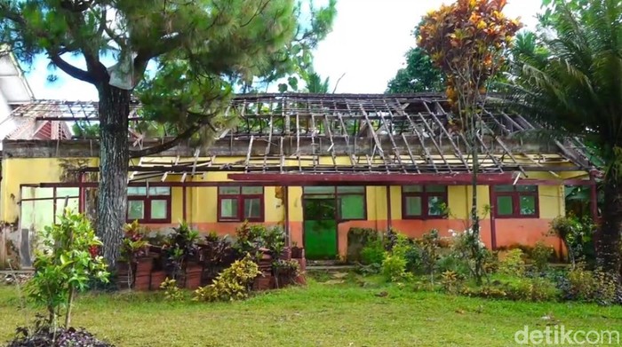 Siswa SD Negeri Kertowono 04 Lumajang sekolah di tenda darurat