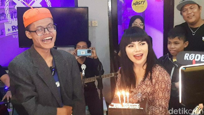 Soni Wakwaw salah tingkah dapat kejutan ulang tahun dari Dinar Candy.