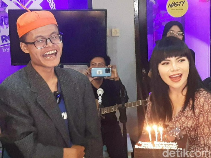 Soni Wakwaw salah tingkah dapat kejutan ulang tahun dari Dinar Candy.