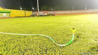 Alat penyiram dan kondisi rumput di Stadion Gelora BJ Habibie Parepare. Foto: Muhclis Abduh/detikSulsel