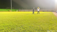 Manajemen PSM dan Teknisi dari PLN berbincang dalam proses uji coba perdana pencahayaan Stadion Gelora BJ Habibie Parepare. Foto: Muhclis Abduh/detikSulsel