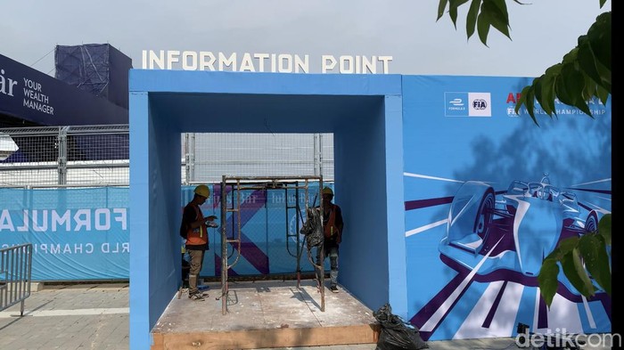 Suasana Ancol sehari sebelum penyelenggaraan Formula E Jakarta 2022.