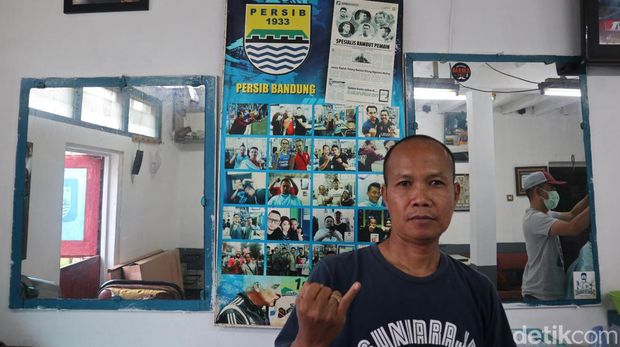 Syukur Rakhmatullah alias Mang Lolo, tukang cukur langganan pemain Persib Bandung