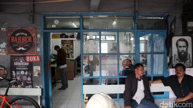 Syukur Rakhmatullah alias Mang Lolo, tukang cukur langganan pemain Persib Bandung