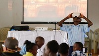Anak-anak sekolah di Kenya berkesempatan mengunjungi kediaman Ratu Elizabeth II itu secara virtual.  