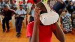 Ekspresi Ceria Anak-anak di Kenya Ikut Tur Istana Buckingham Pakai VR