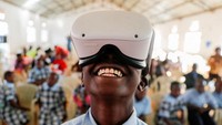 Francis Mwangi (13) menggunakan teknologi virtual reality (VR) saat mengunjungi Istana Buckingham secara virtual di Nyeri, Kenya, Kamis (2/6/2022) waktu setempat.
