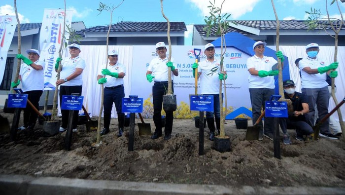 Tanam Pohon Tabebuya untuk Penghijauan Komplek Perumahan PT Bank Tabungan Negara (Persero) Tbk menyatakan kesiapannya untuk mendukung dan mengimplementasi program-program PPATK dalam memerangi tindak pidana Pencucian Uang dan Pendanaan Terorisme atau program APUPPT dan memerangi cybercrime serta Green Financial Crime atau kejahatan keuangan melalui pengrusakan lingkungan. Dalam peringatan dua dekade PPATK menjalankan program tersebut, BTN memberikan dukungan 5.000 bibit pohon tabebuya yang akan ditanam di lingkungan perumahan yang dibiayai oleh BTN dan simbolis dilakukan penanaman pohon tersebut di perumahan Bellpark II oleh Direktur Utama BTN Haru Koesmahargyo, Ketua PPATK Ivan Yustiavandana dan Gubernur NTB Zulkieflimansyah di Mataram, Lombok Barat pada Jumat (3/5).
