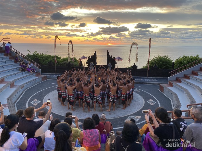 Tari Kecak yang dibalut langit jingga di Uluwatu.