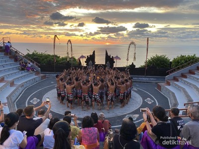 Ketika Tari Kecak dan Sunset  Bersatu di Uluwatu Bali...