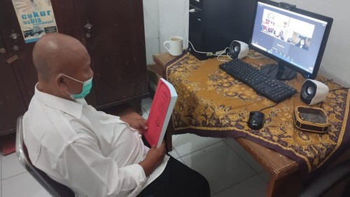 Terdakwa korupsi yang juga mantan Ketua LPD Desa Adat Kota Tabanan, I Nyoman Bawa, saat mengikuti sidang tuntutan secara virtual dari rutan di Lapas Kelas II B Tabanan pada Kamis (2/6/2022) malam.