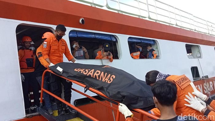 Tim DVI Polda Sulsel bawa 2 jenazah diduga korban karamnya KM Ladang Pertiwi untuk diidentifikasi (detikSulsel/Muh Ishak Agus).