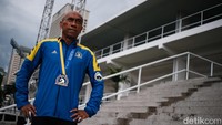 Hendri Pardede (50) identik dengan dunia lari karena olahraga ini inklusif dan mudah dilakukan siapa saja. Ia memulai berlari secara konsisten sejak usia 40 tahun.