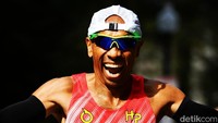 Boston Marathon dikenal memiliki syarat ketat bagi pelari untuk lolos kualifikasi. Hendri mengaku bangga bisa mengharumkan Indonesia dengan finish Boston Marathon plus berlari memakai sepatu buatan lokal yang dibekali teknologi pelat karbon. 