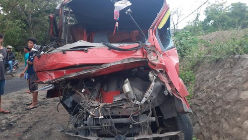Truk pengangkut material pasir di jalan umum menuju Sirkuit Mandalika di Dusun Lenser Desa Kuta, Kecamatan Pujut, Kabupaten Lombok Tengah, menabrak tiang listrik, Kamis (2/06/2022)