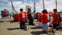 Orang Tionghoa memanjatkan doa dalam rangkaian acara perayaan Peh Cun, di Pantai Parangtritis, Yogyakarta, Jumat (3/6/2022).