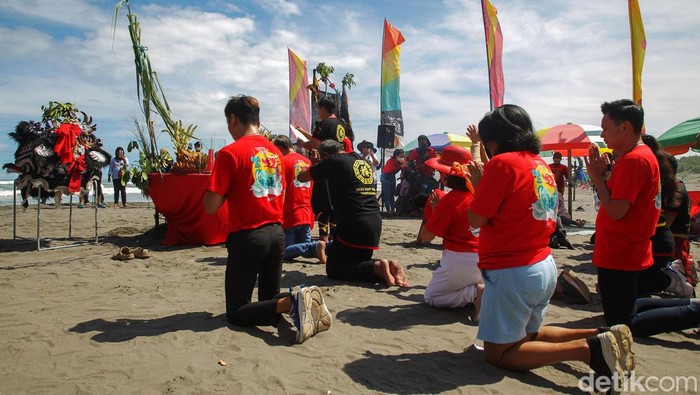 Umat Tionghoa Rayakan Peh Cun di Parangtritis Peh Cun kembali dirayakan di Pantai Parangtritis, Bantul, Yogyakarta, Jumat (3/6/2022). Peh Cun merupakan festival penting dalam kebudayaan dan sejarah China.