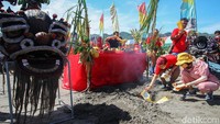 Setelah berdoa, orang Tionghoa membakar kertas doa di depan sesaji.