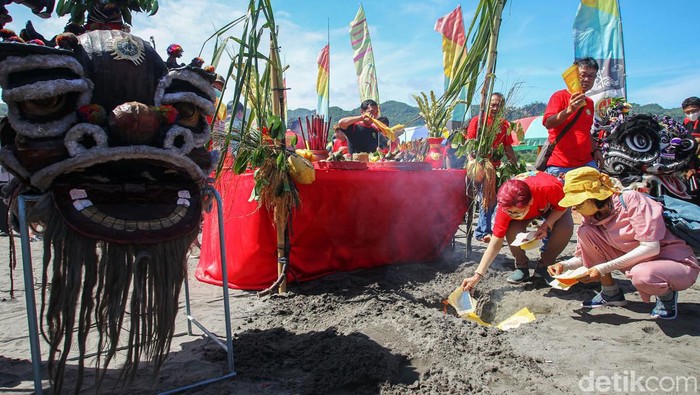 Peh Cun kembali dirayakan di Pantai Parangtritis, Bantul, Yogyakarta, Jumat (3/6/2022). Peh Cun merupakan festival penting dalam kebudayaan dan sejarah China.