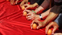 Bagi umat Tionghoa yang berhasil mendirikan telur niscaya akan dipenuhi berkat serta kelancaran rezeki hingga satu tahun ke depan.