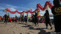 Atraksi barongsai dan liong menambah semarak perayaan Peh Cun di Pantai Parangtritis.