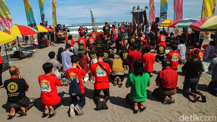Peh Cun kembali dirayakan di Pantai Parangtritis, Bantul, Yogyakarta, Jumat (3/6/2022). Peh Cun merupakan festival penting dalam kebudayaan dan sejarah China.