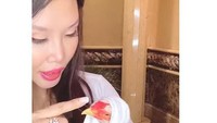 Ayam itu dirawat oleh Vindy Lee dengan penuh kasih sayang. Foto: Instagram Vindy Lee