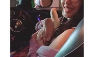 Vindy Lee bahkan mengajak jalan-jalan ayam kesayangannya itu. Foto: Instagram Vindy Lee