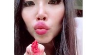 Banyak yang menyebut ayam itu dirawat Vindy Lee seperti anaknya sendiri. Foto: Instagram Vindy Lee