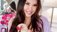 Potret Vindy Lee bersama ayam kesayangannya. Foto: Instagram Vindy Lee
