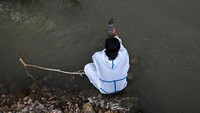 Benang polyester yang rontok mengalir lewat air bilasan hingga menuju sungai.