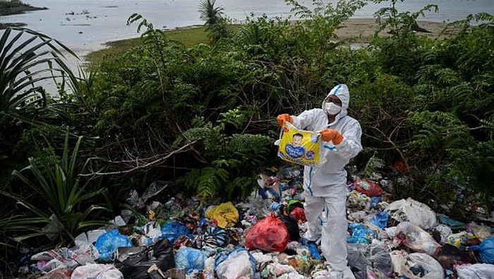 A volunteer checks water samples while conducting research on the amount of micro-plastics contained in the water at a beach in Pekan Bada, Indonesia's Aceh province on June 2, 2022. (Photo by CHAIDEER MAHYUDDIN / AFP) (Photo by CHAIDEER MAHYUDDIN/AFP via Getty Images)