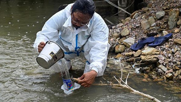 A volunteer checks water samples while conducting research on the amount of micro-plastics contained in the water at a beach in Pekan Bada, Indonesia's Aceh province on June 2, 2022. (Photo by CHAIDEER MAHYUDDIN / AFP) (Photo by CHAIDEER MAHYUDDIN/AFP via Getty Images)