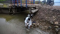 Para aktivis pecinta lingkungan yang tergabung dalam Tim Ekspedisi Sungai Nusantara (ESN) mengambil sampel dan meneliti air sungai di kawasan Ujung Pancu, Aceh Besar, Aceh, Kamis (2/6/2022).
