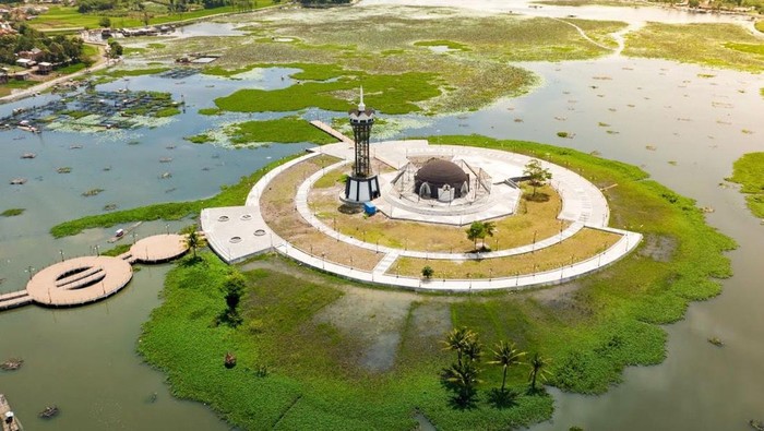 Wajah Baru Situ Bagendit, Cantik Banget! Kementerian PUPR melalui BPPW Jawa Barat Direktorat Jenderal Cipta Karya telah menyelesaikan revitalisasi Situ Bagendit, Jawa Barat. Kini, situ terlihat semakin cantik.