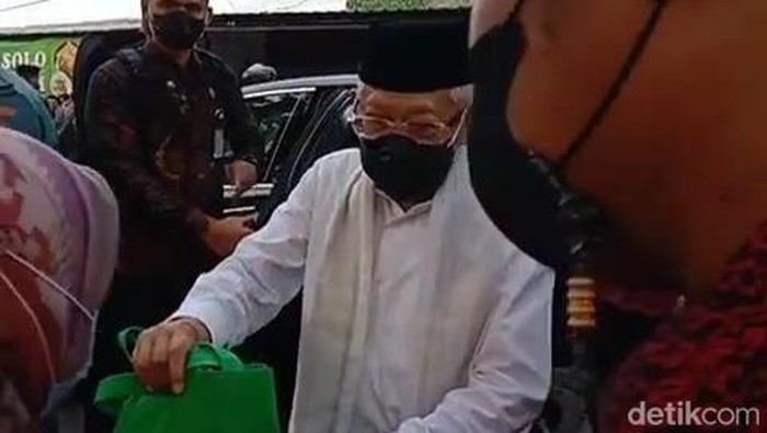 Wapres Maruf Amin bagi-bagi sajadah di Mojokerto