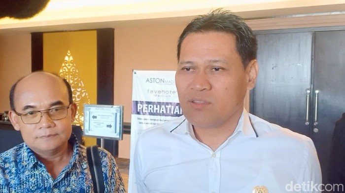Warek Unesa Suprapto dan Ketua DPRD Sujatno