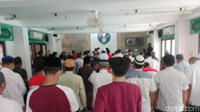 Warga Bekasi Tunaikan Salat Gaib untuk Eril