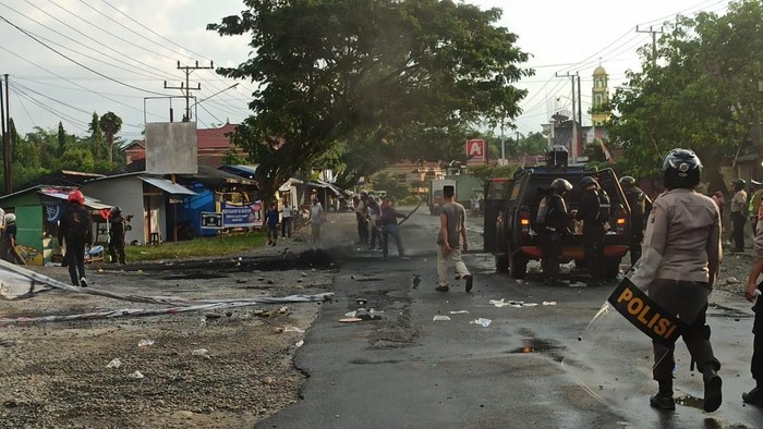 Warga demo sengketa lapangan sepak bola di Lutra ricuh, 3 polisi  memar, 3 warga diamankan untuk diperiksa (Dok. Istimewa).