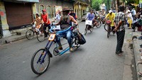 Seorang lelaki mengendarai sepedanya saat berpartisipasi dalam reli sepeda di Kolkata, India, Jumat (3/6/2022).  