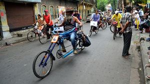 Lihat Cara Warga Kalkuta India Rayakan Hari Sepeda Sedunia, Santai...