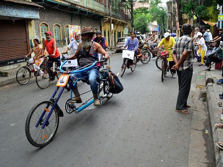 Lihat Cara Warga Kalkuta India Rayakan Hari Sepeda Sedunia, Santai...