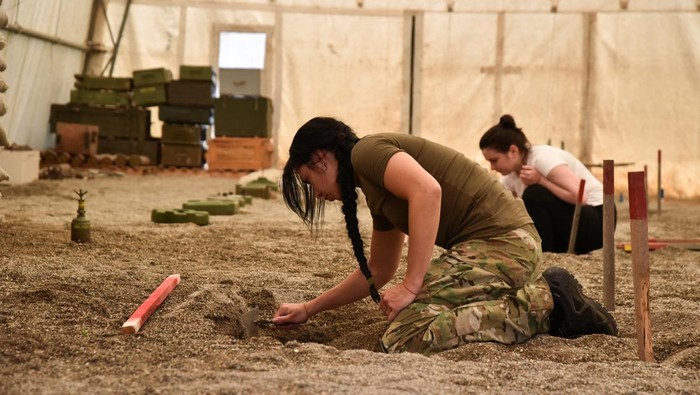 Warga Ukraina Berlatih Jinakkan Ranjau di Kosovo A trainer guides women who are part of a group of Ukrainians including civilians and army officers, as they are trained in the removal of landmines and other unexploded ordnances, amid Russia's invasion of Ukraine in Peja, Kosovo, May 31, 2022. Picture taken May 31, 2022. REUTERS/Laura Hasani
