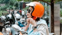 Wika Salim bersiap untuk mengendarai Vespa. Foto: Instagram Wika Salim