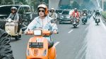 Gaya Wika Salim Naik Vespa Keliling Jakarta