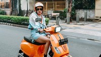 Vespa berwarna orange ini diketahui adalah hadiah ulang tahunnya ke-29. Foto: Instagram Wika Salim