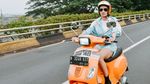 Gaya Wika Salim Naik Vespa Keliling Jakarta