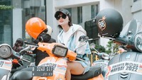 Wika Salim mejeng di atas Vespa berwarna orange miliknya. Foto: Instagram Wika Salim