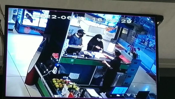 wna hipnotis karyawan restoran